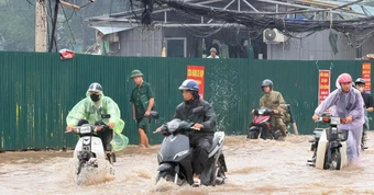 Hà Nội mưa trắng trời, nhiều tuyến phố ngập sâu