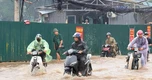 Hà Nội mưa trắng trời, nhiều tuyến phố ngập sâu