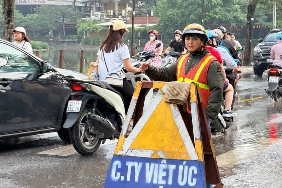 Hà Nội: Nước ngập rút nhanh, chỉ còn vài điểm úng cục bộ Hà Nội: Nước ngập rút nhanh, chỉ còn vài điểm úng cục bộ