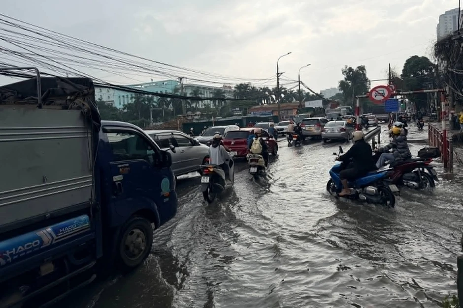 Hà Nội: Nước ngập rút nhanh, chỉ còn vài điểm úng cục bộ Hà Nội: Nước ngập rút nhanh, chỉ còn vài điểm úng cục bộ