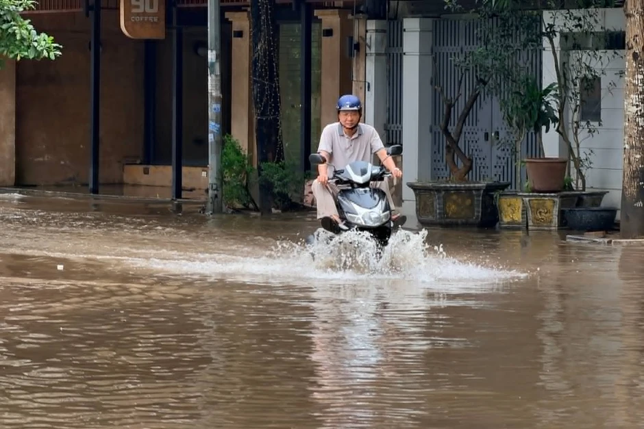 Hà Nội: Nước ngập rút nhanh, chỉ còn vài điểm úng cục bộ Hà Nội: Nước ngập rút nhanh, chỉ còn vài điểm úng cục bộ