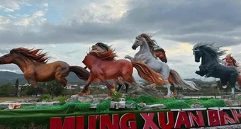 Hai cháu bé đập phá cụm linh vật ngựa trị giá 400 triệu đồng ở Quảng Trị