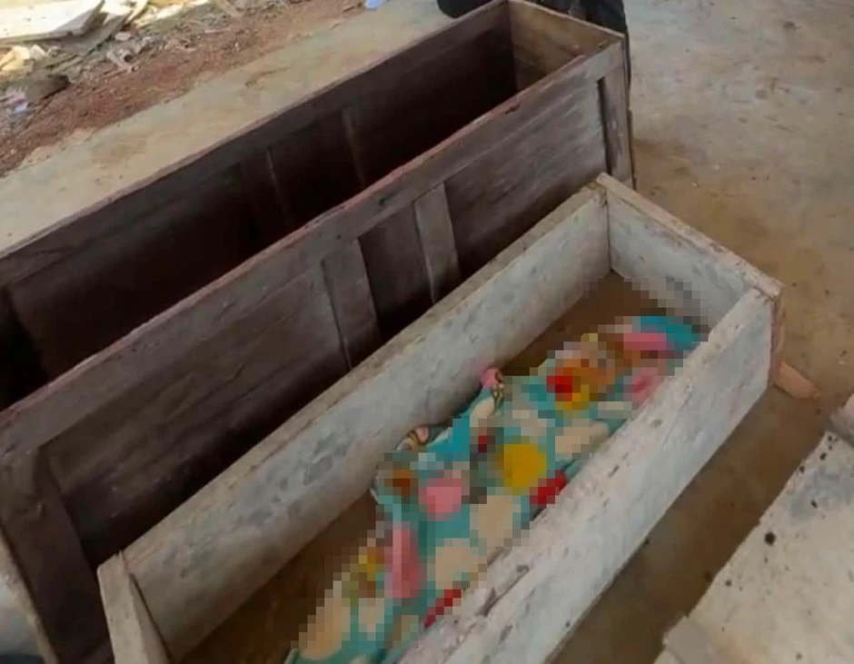 Hai chị em sang nhà hàng xóm chơi, người mẹ đi tìm phát hiện chuyện đau lòng Hai chị em sang nhà hàng xóm chơi, người mẹ đi tìm phát hiện chuyện đau lòng