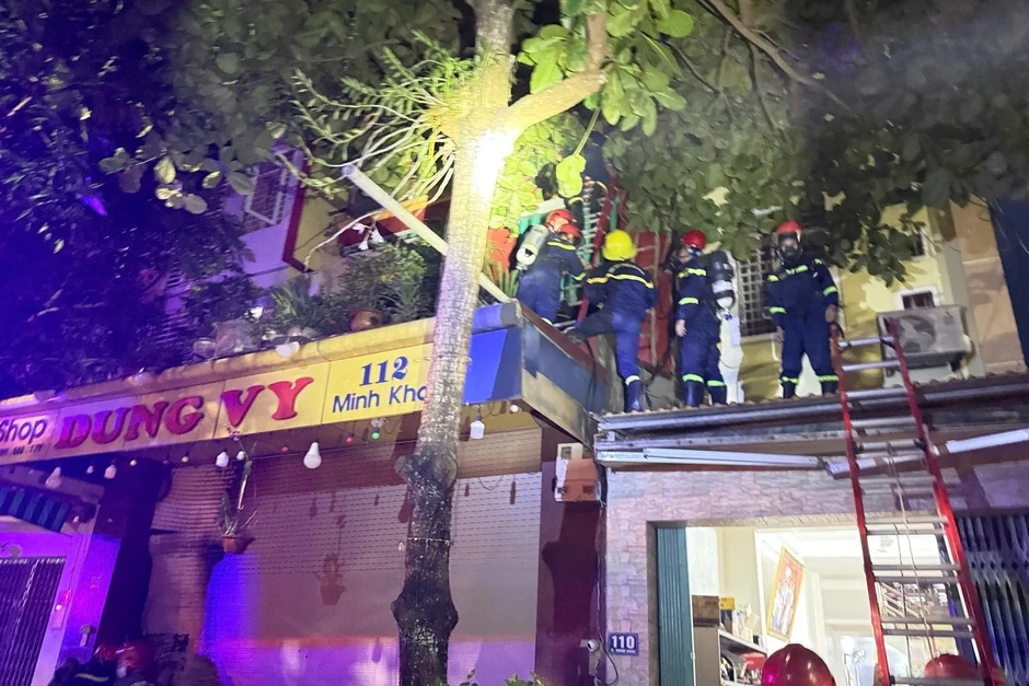 Hai ông bà và cháu nhỏ mắc kẹt trong căn nhà bị cháy ở Thanh Hóa Hai ông bà và cháu nhỏ mắc kẹt trong căn nhà bị cháy ở Thanh Hóa