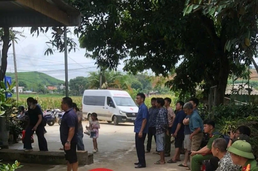 Hai vợ chồng bị điện giật tử vong khi lau bể cá cảnh