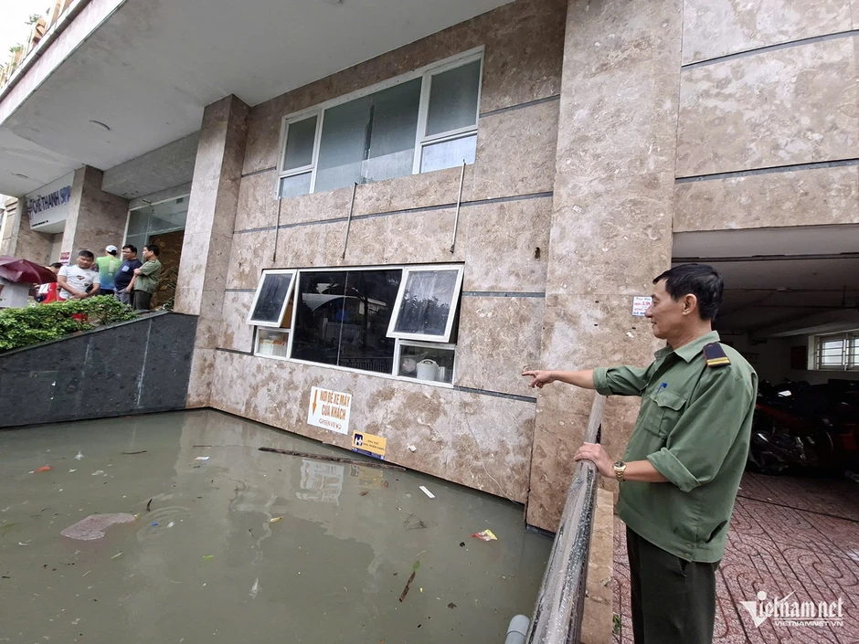 Hầm chung cư ngập sâu 2m, khoảng 30 xe máy cùng nhiều tài sản bị nhấm chìm Hầm chung cư ngập sâu 2m, khoảng 30 xe máy cùng nhiều tài sản bị nhấm chìm