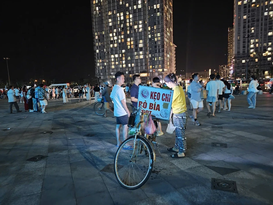 Hàng rong tái diễn, loa kẹo kéo 'tấn công' công viên Bãi Sau Vũng Tàu Hàng rong tái diễn, loa kẹo kéo 'tấn công' công viên Bãi Sau Vũng Tàu