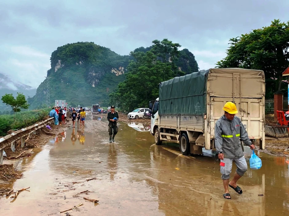 Hành động nghĩa hiệp của người lái máy cày giữa hiện trường lũ quét ngổn ngang