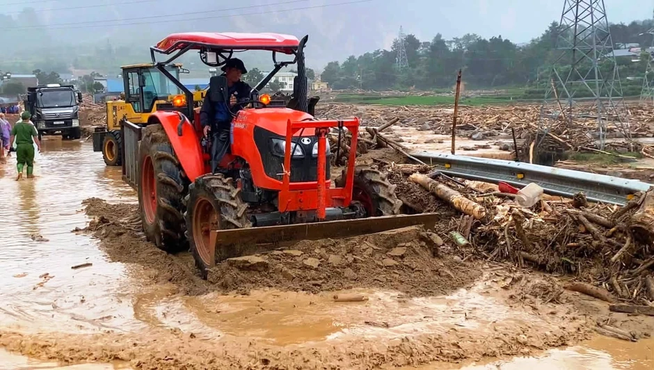 Hành động nghĩa hiệp của người lái máy cày giữa hiện trường lũ quét ngổn ngang