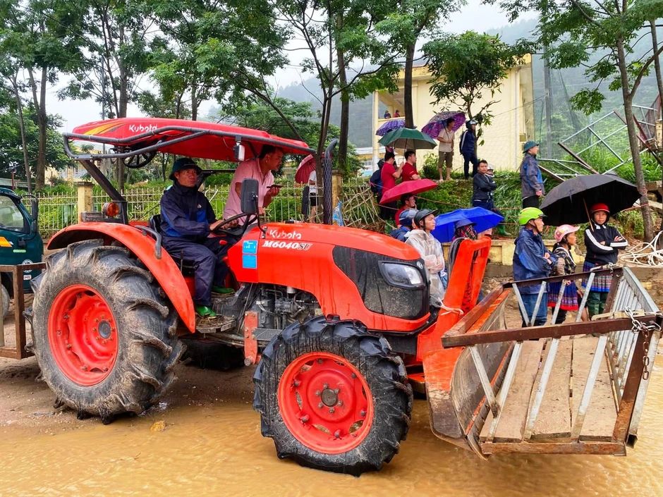 Hành động nghĩa hiệp của người lái máy cày giữa hiện trường lũ quét ngổn ngang
