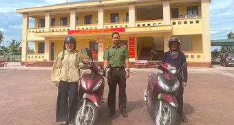 Hi hữu 2 phụ nữ đi nhầm xe máy về nhà