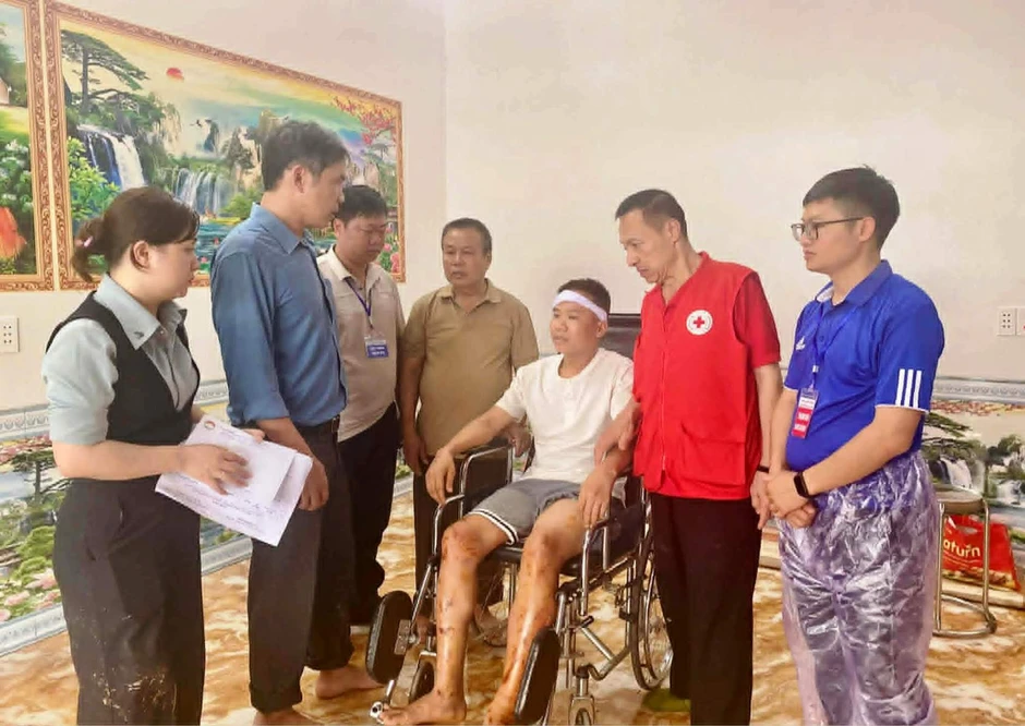 Hình ảnh thắt lòng nơi rốn lũ, người đàn ông nằm bên quan tài vợ con Hình ảnh thắt lòng nơi rốn lũ, người đàn ông nằm bên quan tài vợ con