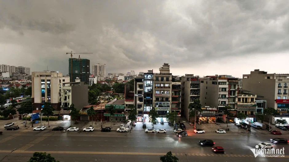 Hình ảnh trời đột nhiên tối sầm giữa buổi sáng, ô tô phải bật đèn pha