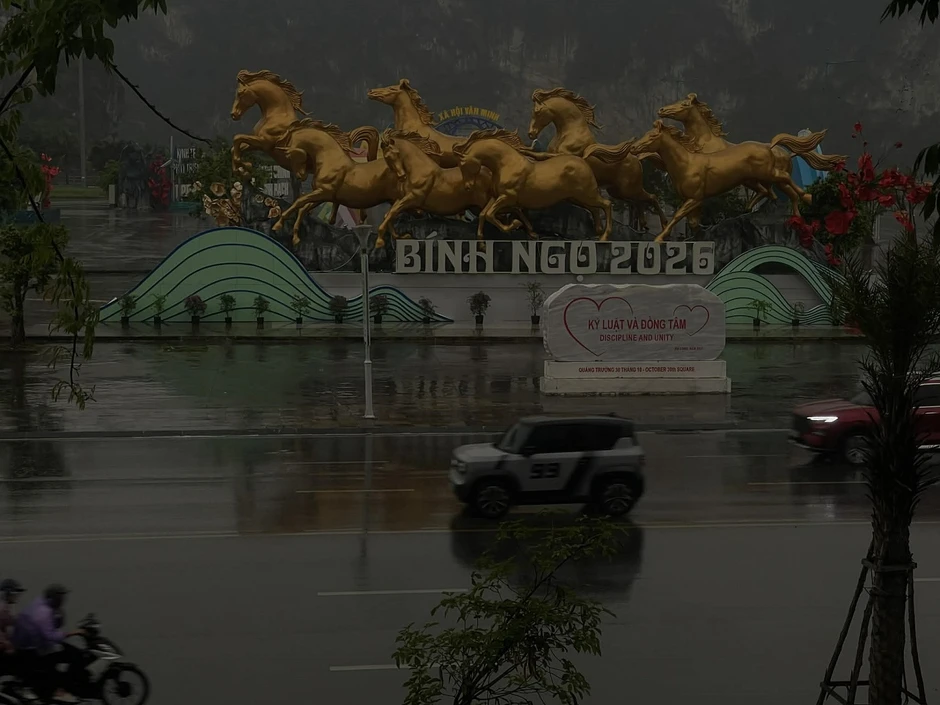 Hình ảnh trời đột nhiên tối sầm giữa buổi sáng, ô tô phải bật đèn pha
