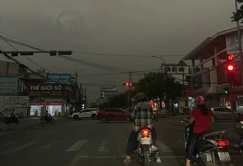 Hình ảnh trời đột nhiên tối sầm giữa buổi sáng, ô tô phải bật đèn pha