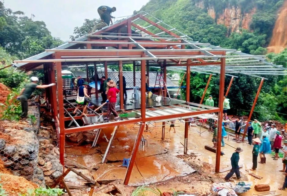 Hố sụt lớn xuất hiện cạnh nhà dân sau mưa lớn ở Sơn La Hố sụt lớn xuất hiện cạnh nhà dân sau mưa lớn ở Sơn La