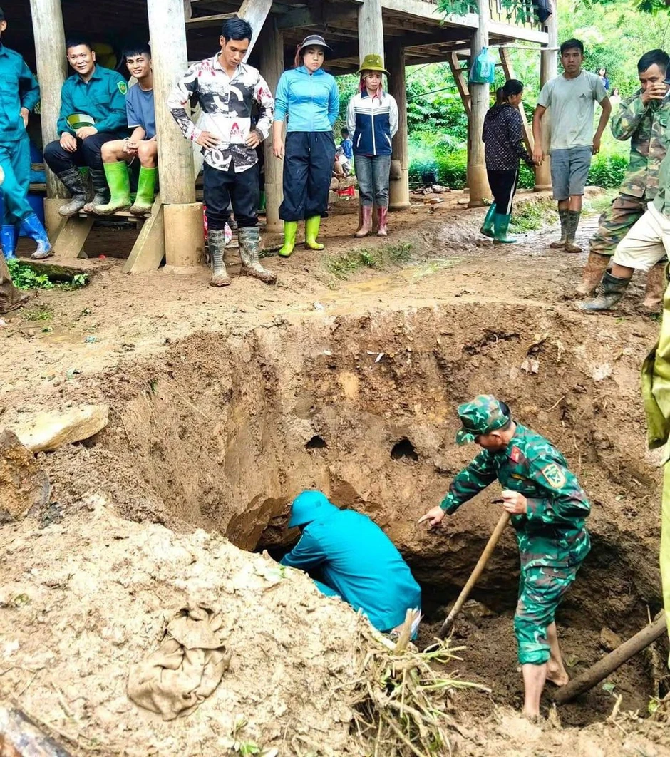 Hố sụt lớn xuất hiện cạnh nhà dân sau mưa lớn ở Sơn La Hố sụt lớn xuất hiện cạnh nhà dân sau mưa lớn ở Sơn La