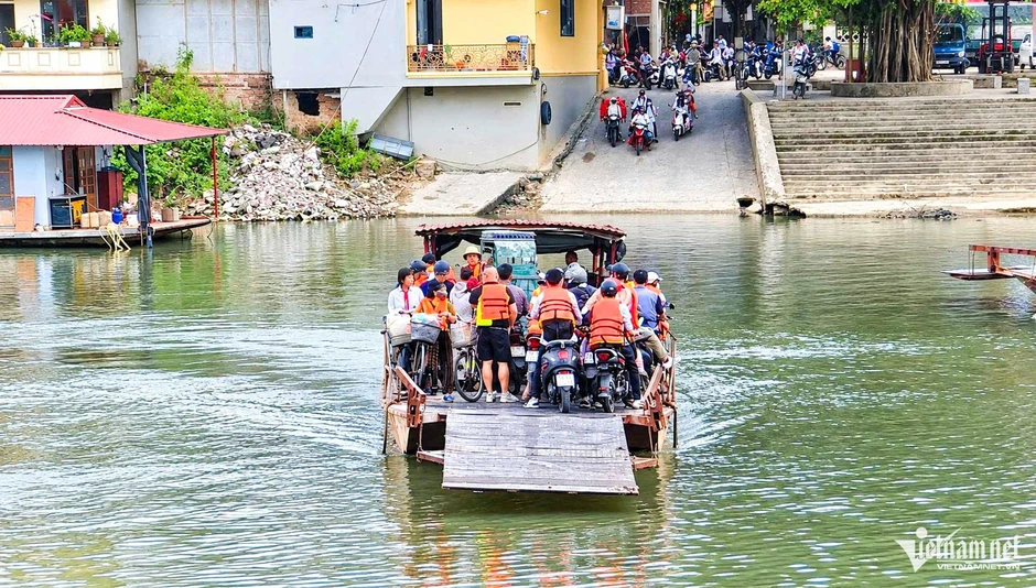 Học sinh, công nhân ở Bắc Ninh chật vật vì 2 bến đò tạm dừng hoạt động Học sinh, công nhân ở Bắc Ninh chật vật vì 2 bến đò tạm dừng hoạt động