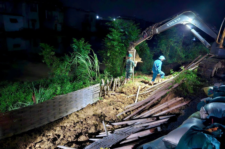 Huy động 100 người xuyên đêm khắc phục mái đê sạt trượt ở Thanh Hóa Huy động 100 người xuyên đêm khắc phục mái đê sạt trượt ở Thanh Hóa