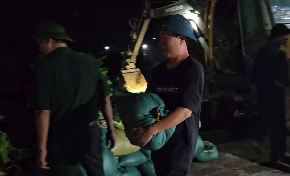 Huy động 100 người xuyên đêm khắc phục mái đê sạt trượt ở Thanh Hóa Huy động 100 người xuyên đêm khắc phục mái đê sạt trượt ở Thanh Hóa