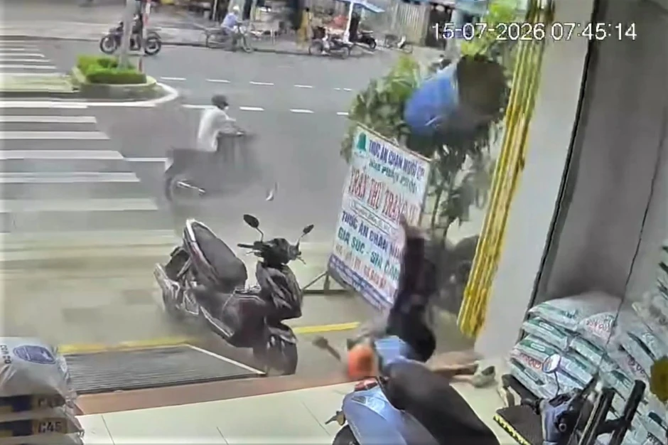 Khoảnh khắc thùng phuy phát nổ như bom, hất văng người đàn ông trên vỉa hè Khoảnh khắc thùng phuy phát nổ như bom, hất văng người đàn ông trên vỉa hè