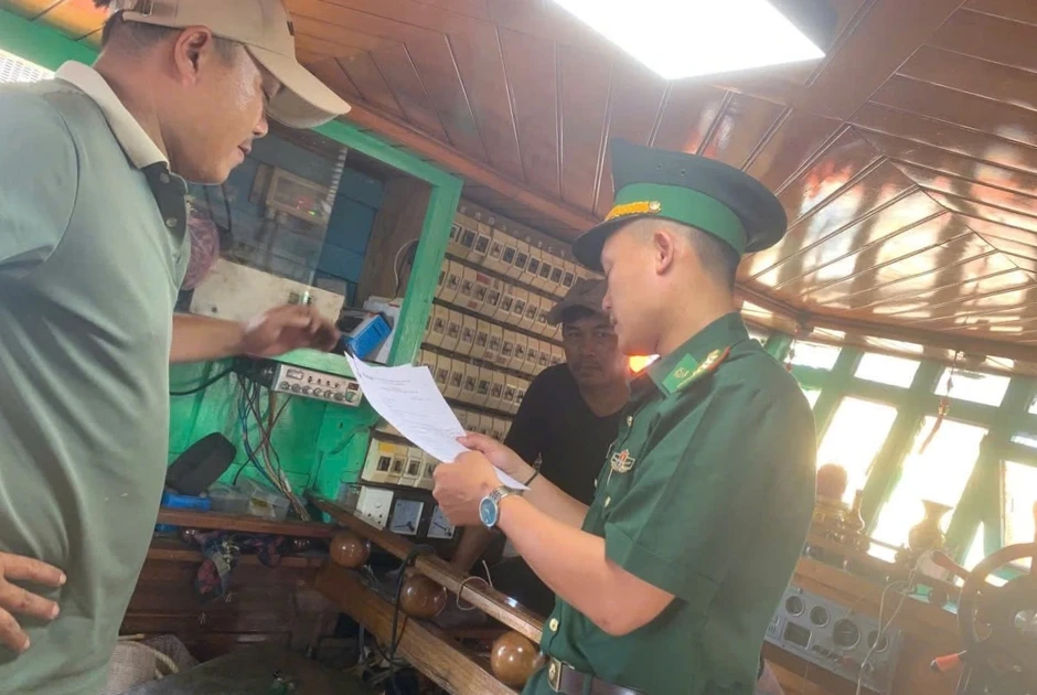 Không thực hiện báo cáo vị trí về bờ 6 giờ/lần, 2 tàu cá bị xử phạt Không thực hiện báo cáo vị trí về bờ 6 giờ/lần, 2 tàu cá bị xử phạt