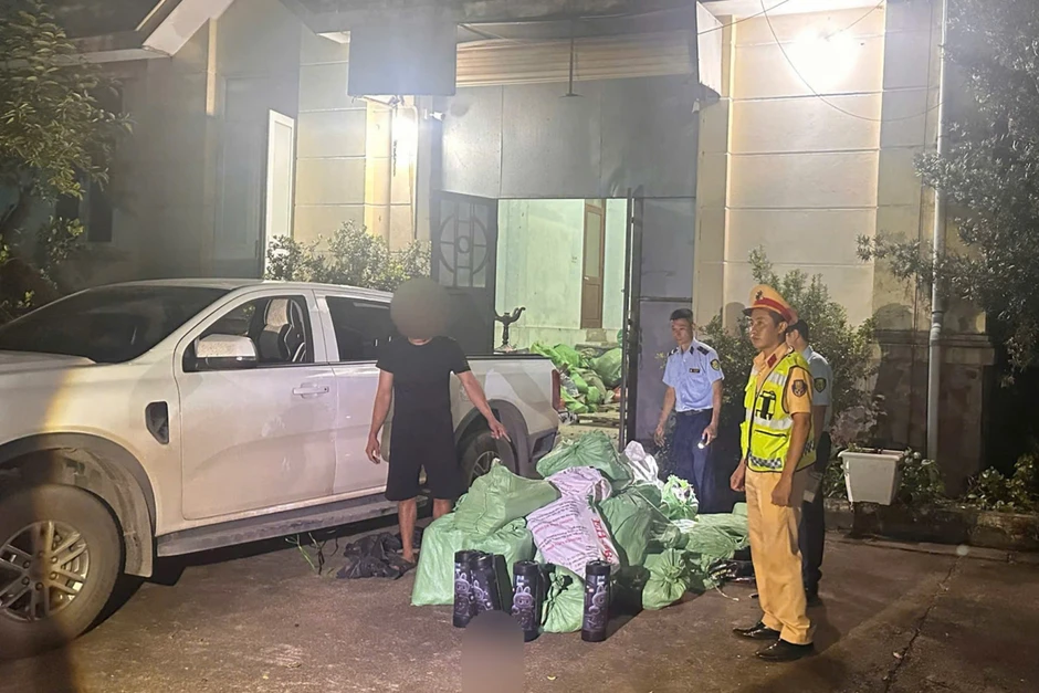 Kiểm tra xe bán tải trong đêm, cảnh sát phát hiện hàng trăm bình chứa hàng cấm Kiểm tra xe bán tải trong đêm, cảnh sát phát hiện hàng trăm bình chứa hàng cấm