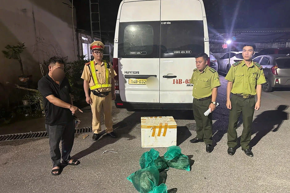 Kiểm tra xe bán tải trong đêm, cảnh sát phát hiện hàng trăm bình chứa hàng cấm Kiểm tra xe bán tải trong đêm, cảnh sát phát hiện hàng trăm bình chứa hàng cấm