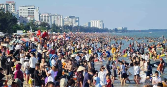 Kỳ nghỉ 30/4-1/5 dài hay ngắn, đang chờ tiếng nói người lao động