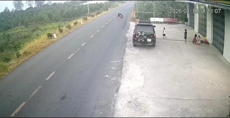 Làm rõ vụ bé 5 tuổi đá bóng ra đường khiến người đi xe máy ngã tử vong Làm rõ vụ bé 5 tuổi đá bóng ra đường khiến người đi xe máy ngã tử vong