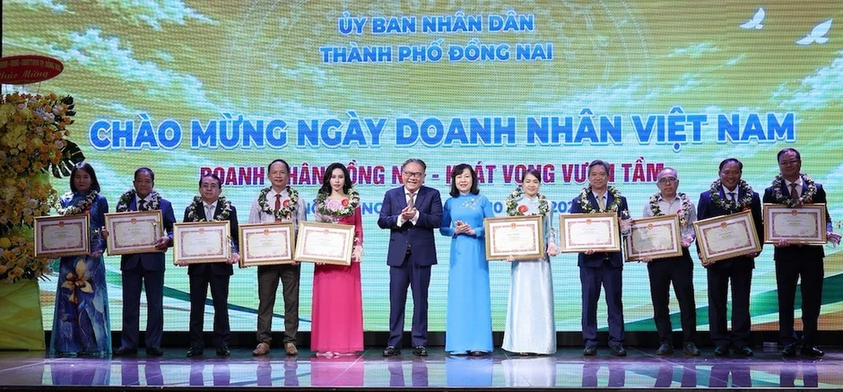 Lãnh đạo Đồng Nai mong doanh nhân bứt phá từ Nghị quyết 16 Lãnh đạo Đồng Nai mong doanh nhân bứt phá từ Nghị quyết 16