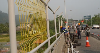 Lắp lưới thép cao 2,5m, ngăn người nhảy cầu Bến Thủy