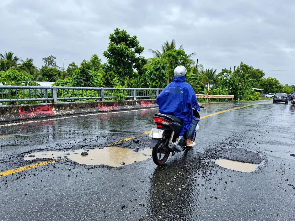 Liên tiếp 3 vụ tai nạn trên đoạn đường chi chít ổ gà, có cô giáo gãy cả tay và chân Liên tiếp 3 vụ tai nạn trên đoạn đường chi chít ổ gà, có cô giáo gãy cả tay và chân