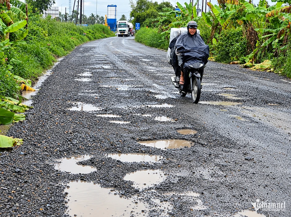 Liên tiếp 3 vụ tai nạn trên đoạn đường chi chít ổ gà, có cô giáo gãy cả tay và chân Liên tiếp 3 vụ tai nạn trên đoạn đường chi chít ổ gà, có cô giáo gãy cả tay và chân