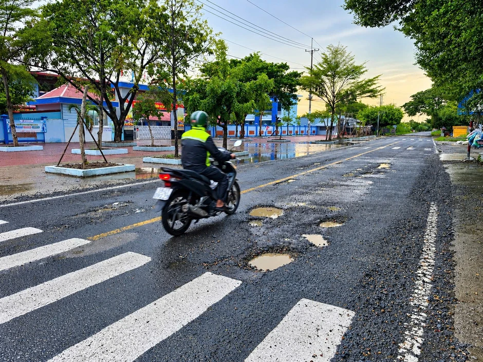Liên tiếp 3 vụ tai nạn trên đoạn đường chi chít ổ gà, có cô giáo gãy cả tay và chân Liên tiếp 3 vụ tai nạn trên đoạn đường chi chít ổ gà, có cô giáo gãy cả tay và chân