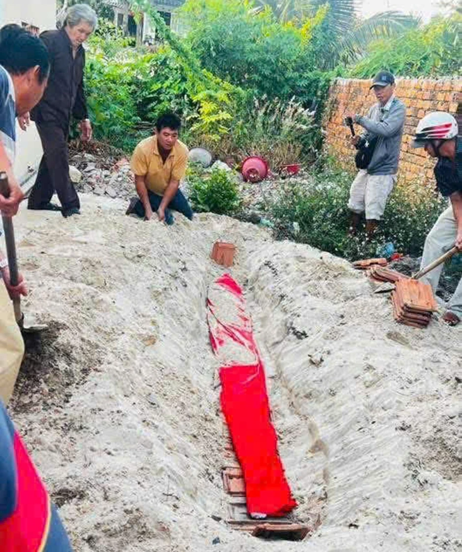 Loài cá hiếm gặp dài 4m dạt vào bờ, du khách nước ngoài thi nhau chụp ảnh Loài cá hiếm gặp dài 4m dạt vào bờ, du khách nước ngoài thi nhau chụp ảnh