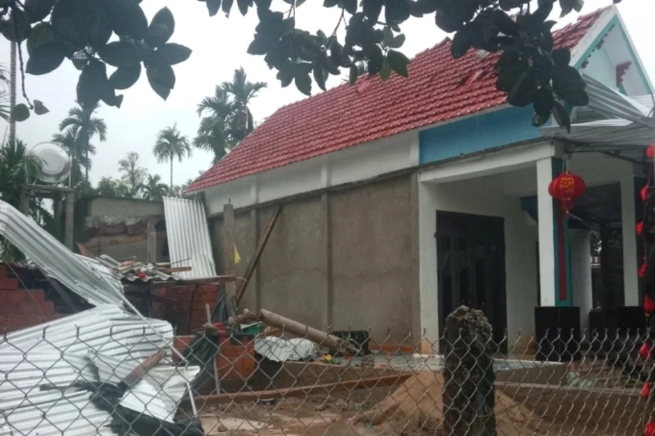 Lốc xoáy làm hơn 100 nhà tốc mái, hư hỏng Lốc xoáy làm hơn 100 nhà tốc mái, hư hỏng