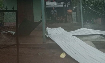 Lốc xoáy làm hơn 100 nhà tốc mái, hư hỏng