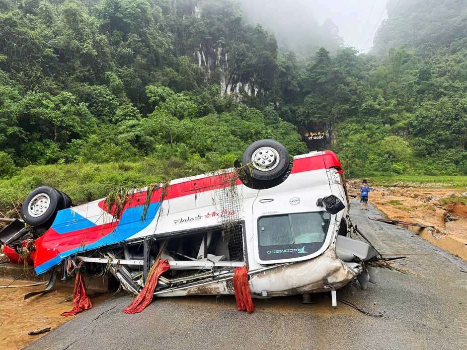 Lũ dữ cuồn cuộn trong đêm, xe khách 29 chỗ bị 'vò nát' giữa dòng nước xiết Lũ dữ cuồn cuộn trong đêm, xe khách 29 chỗ bị 'vò nát' giữa dòng nước xiết