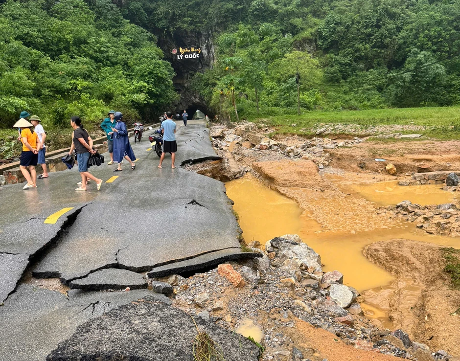 Lũ dữ cuồn cuộn trong đêm, xe khách 29 chỗ bị 'vò nát' giữa dòng nước xiết Lũ dữ cuồn cuộn trong đêm, xe khách 29 chỗ bị 'vò nát' giữa dòng nước xiết