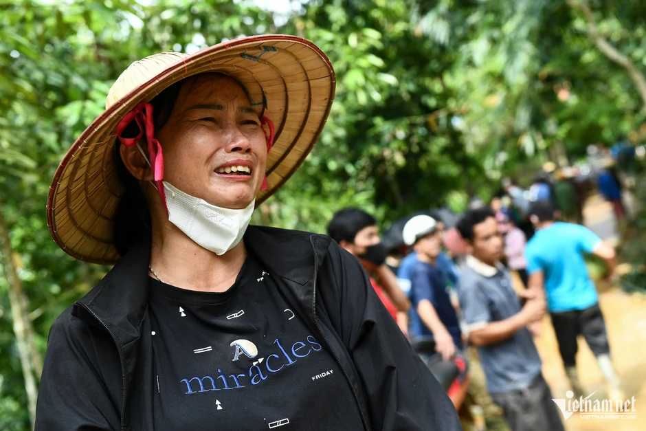 Mất điện, mất sóng giữa thiên tai: Người dân nhận cảnh báo bằng cách nào?