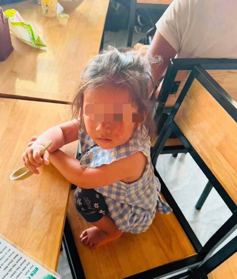 Mẹ đưa 2 con nhỏ đi bộ lầm lũi dưới nắng 40 độ: Lãnh đạo xã thông tin Mẹ đưa 2 con nhỏ đi bộ lầm lũi dưới nắng 40 độ: Lãnh đạo xã thông tin