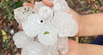 Mưa đá 'cỡ bóng tennis' ở miền Bắc, điều bất thường gì đang xảy ra?