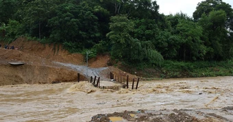 Mưa lớn dồn dập, đề nghị 13 tỉnh thành sẵn sàng ứng phó