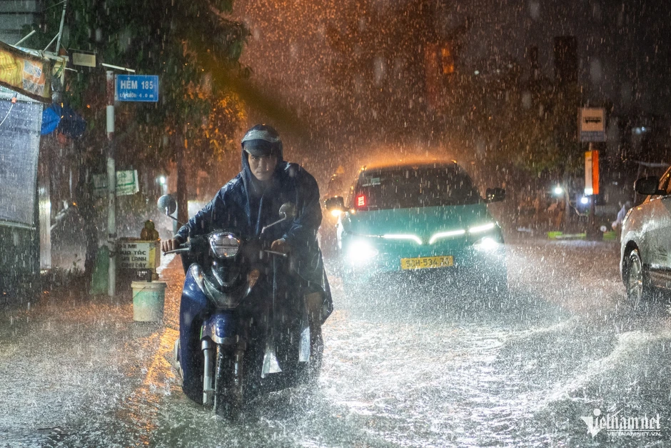 Mưa lớn dồn dập từ Huế đến Nam Bộ, có nơi trên 300mm Mưa lớn dồn dập từ Huế đến Nam Bộ, có nơi trên 300mm
