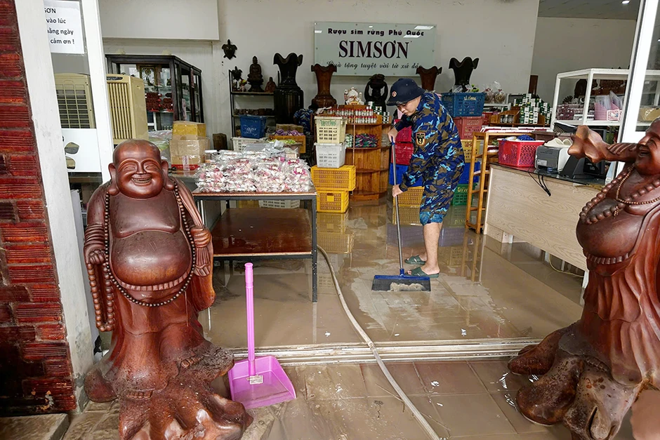 Mưa lớn gây ngập ở Phú Quốc, Vùng 5 Hải quân đưa người dân khỏi vùng nguy hiểm Mưa lớn gây ngập ở Phú Quốc, Vùng 5 Hải quân đưa người dân khỏi vùng nguy hiểm