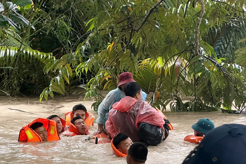 Mưa lớn gây ngập ở Phú Quốc, Vùng 5 Hải quân đưa người dân khỏi vùng nguy hiểm Mưa lớn gây ngập ở Phú Quốc, Vùng 5 Hải quân đưa người dân khỏi vùng nguy hiểm