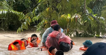 Mưa lớn gây ngập ở Phú Quốc, Vùng 5 Hải quân đưa người dân khỏi vùng nguy hiểm