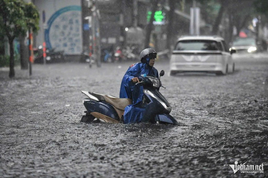 Mưa lớn kéo dài từ Huế đến Cà Mau, rồi lại dịch ra phía Bắc Mưa lớn kéo dài từ Huế đến Cà Mau, rồi lại dịch ra phía Bắc