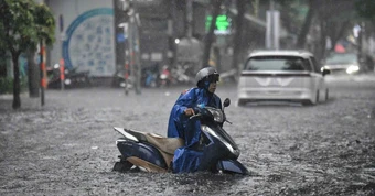 Mưa lớn kéo dài từ Huế đến Cà Mau, rồi lại dịch ra phía Bắc